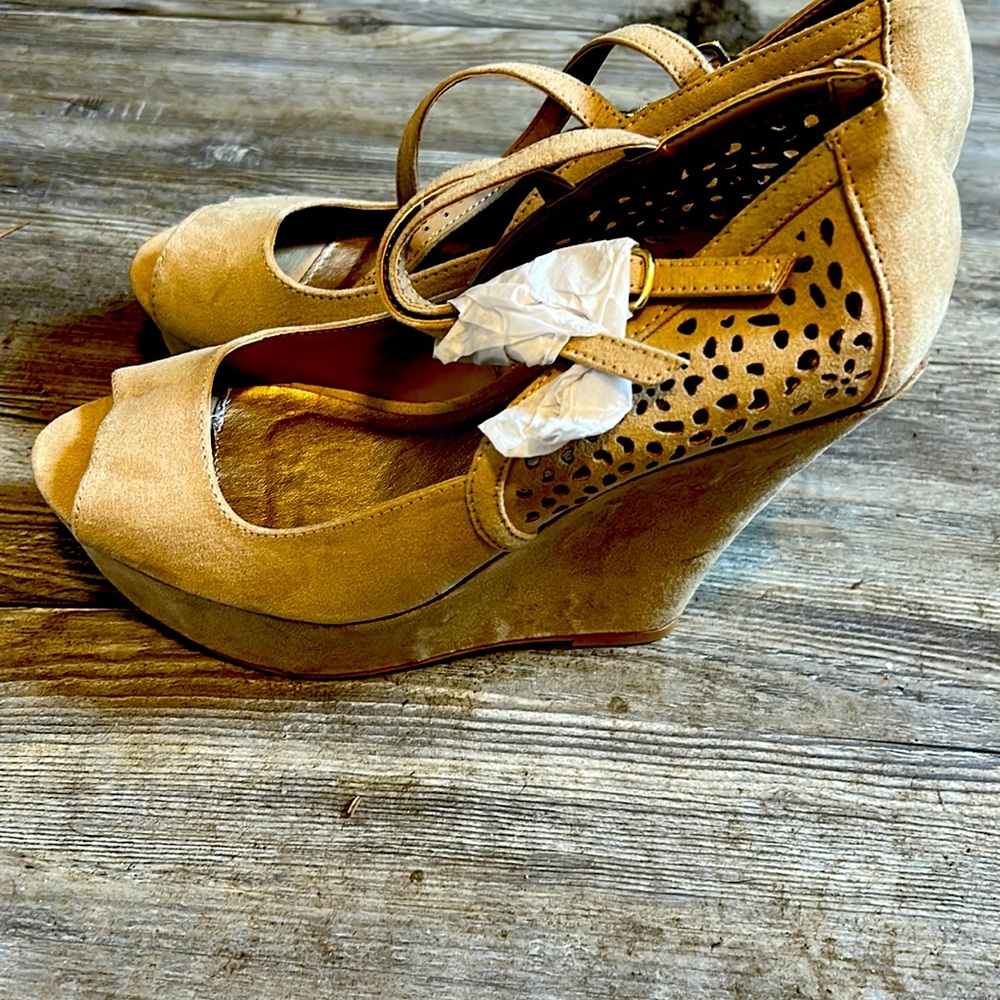 Tan heels w design on side